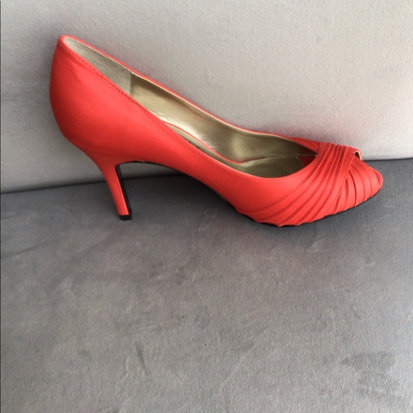 Coral Adrianna Papell Heels! 👠 - Picture 5 of 9